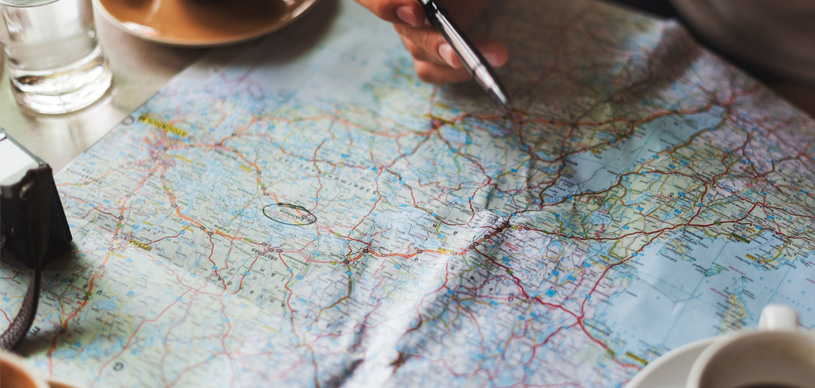 Mapa-múndi em papel para representar  o planejamento de uma viagem